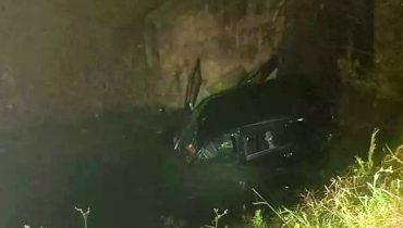 Carro caiu em um riacho e motorista escapou antes que o mesmo ficasse totalmente submerso. Duas pessoas morreram.
