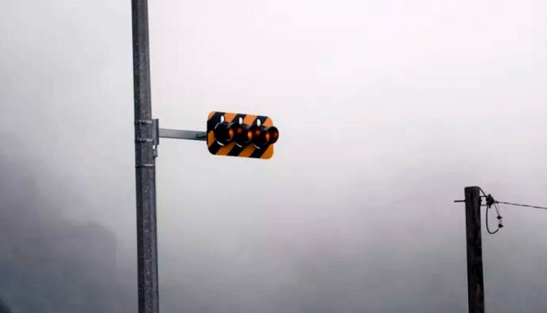 Sistema semafórico alerta sobre bloqueios na rodovia.