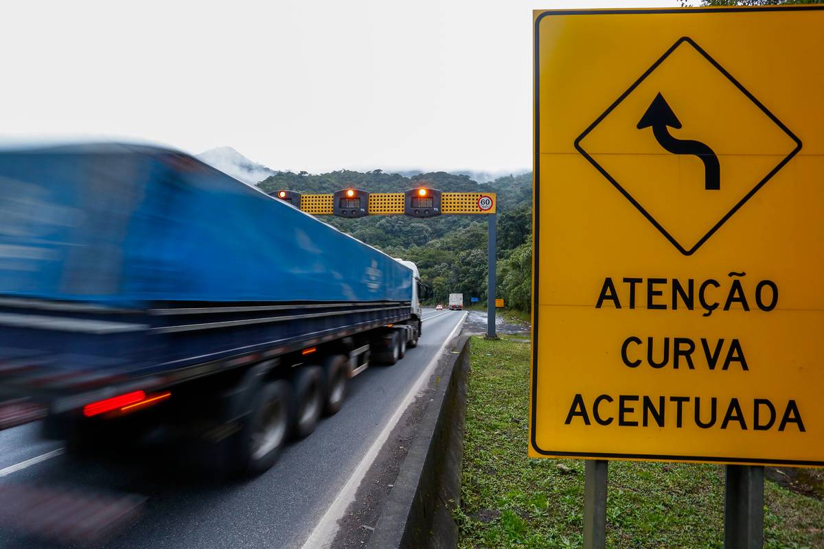 Descida pela BR-376, sentido Santa Catarina, é perigosa e palco para graves acidentes.