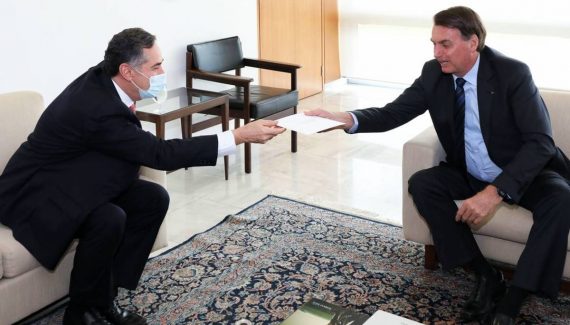 Barroso e Bolsonaro divergem sobre a exigência do passaporte da vacina no Brasil, a fim de evitar turismo negacionista no Brasil.