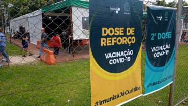 Aplicação de dose de reforço ocorre em Curitiba.