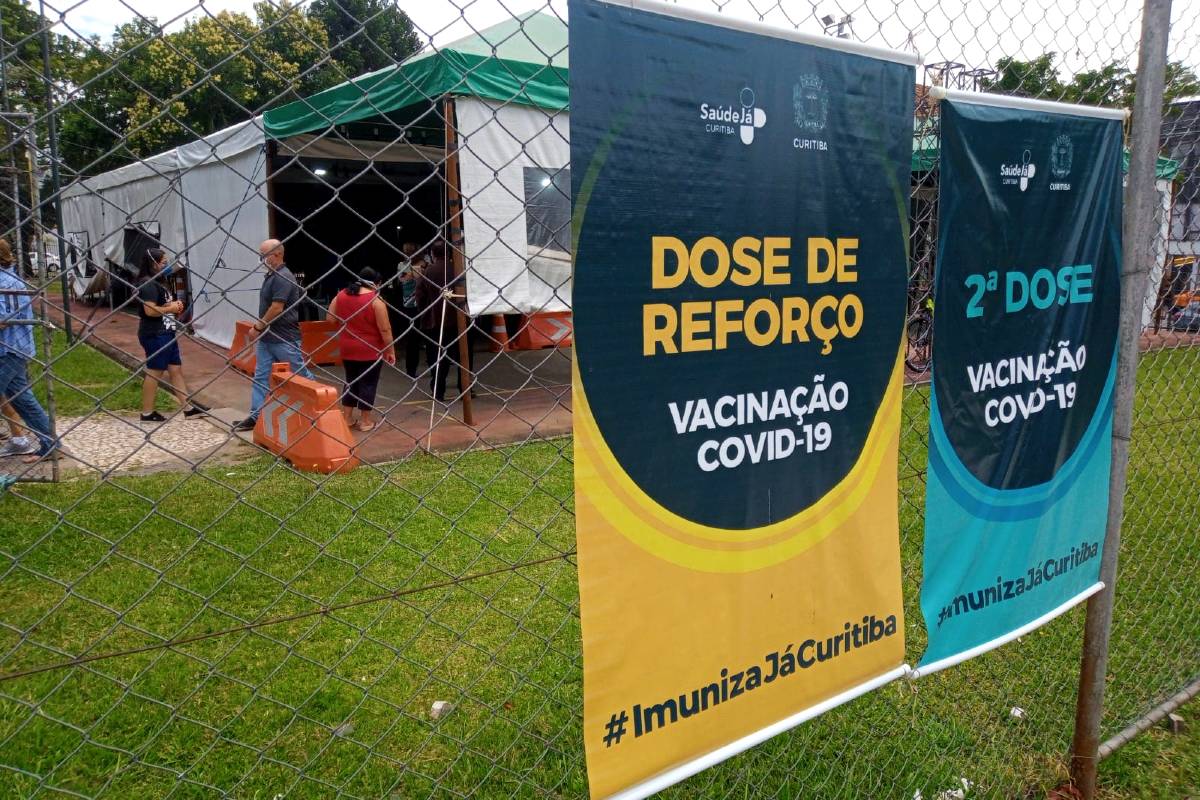 Aplicação de dose de reforço ocorre em Curitiba.