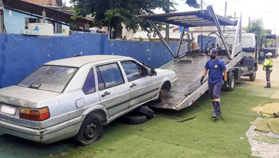 Carros abandonados são recolhidos para evitar proliferação de doenças e mais problemas.