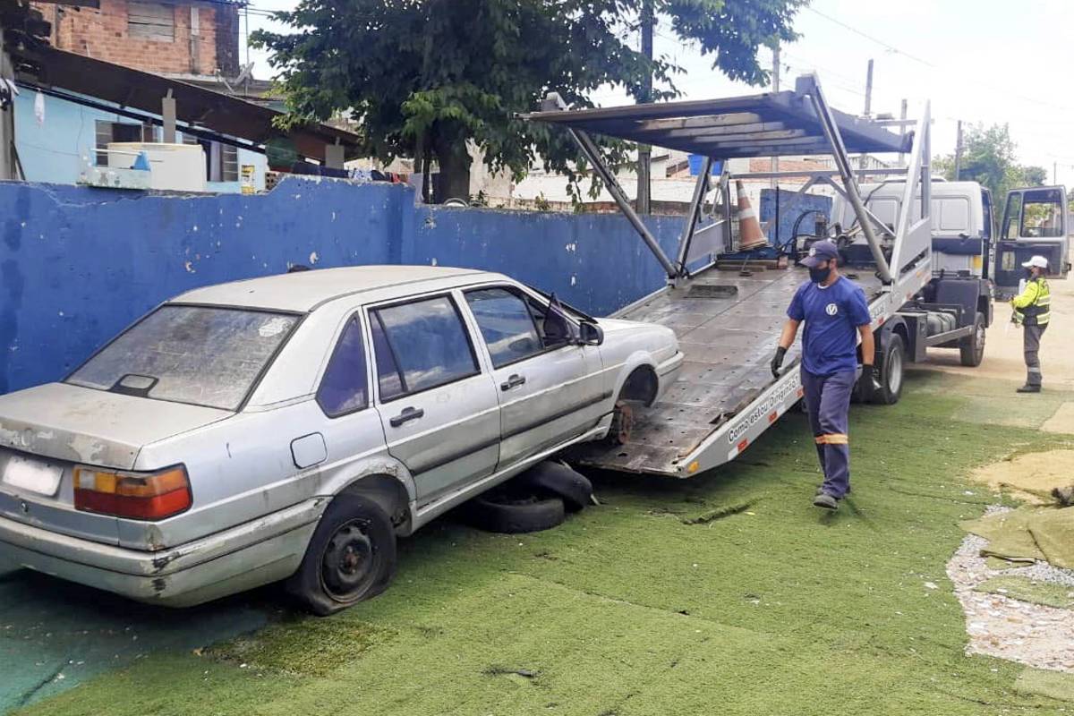 Carros abandonados são recolhidos para evitar proliferação de doenças e mais problemas.