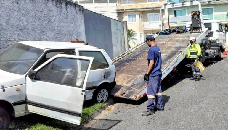 O que fazer se tiver um carro abandonado na sua rua? Saiba mais abaixo. 