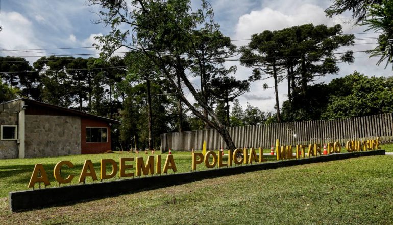 Imagem de antes do acidente mostra o letreiro intacto.