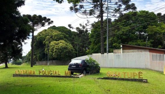 Imagem postada pela página São José Alerta mostra o carro que destruiu o letreiro.