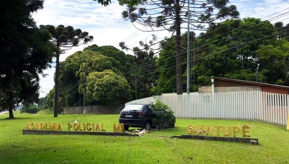 Imagem postada pela página São José Alerta mostra o carro que destruiu o letreiro.