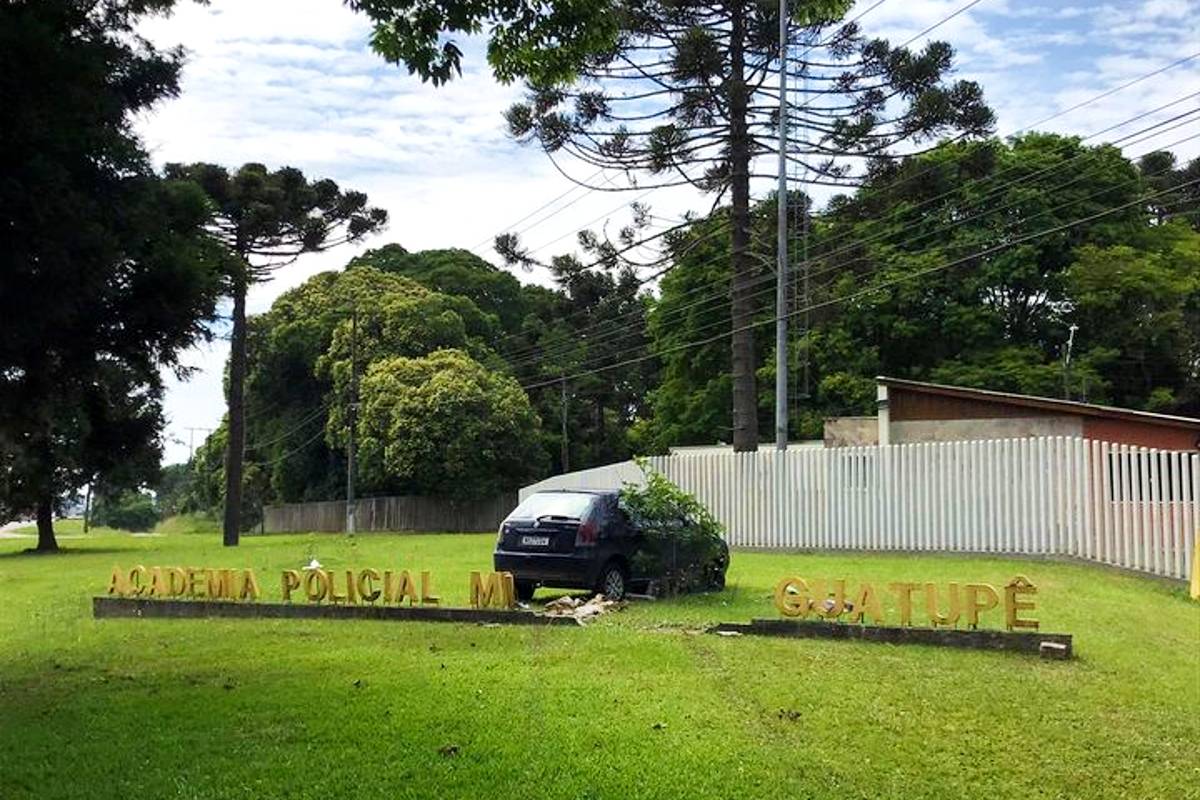Imagem postada pela página São José Alerta mostra o carro que destruiu o letreiro.