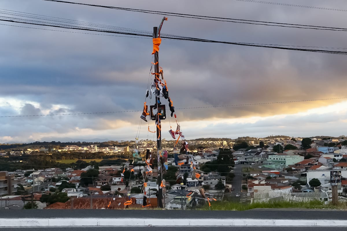 Árvore de Natal com calçados feita por artista plástico chama atenção em Colombo. Veja como ajudar!