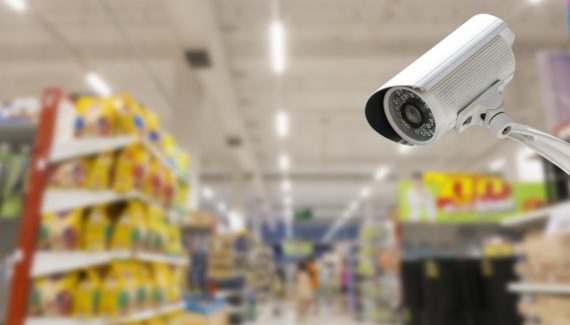 Antes de espalhar câmeras e alarmes em sua loja, é preciso identificar as vulnerabilidades da sua segurança. | Foto: Shutterstock