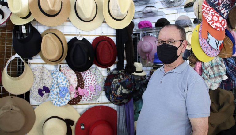 Loja do sr Hedi Espíndola tem belos chapéus para presentar quem anda queimando a cabeça com o calor desta época do ano. 