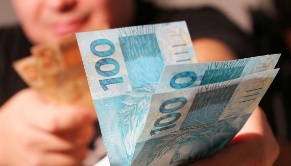 Dinheiro na mão com o 13º salário