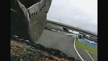 Máquinas começaram a destruição do autódromo justamente na última curva antes do retão.