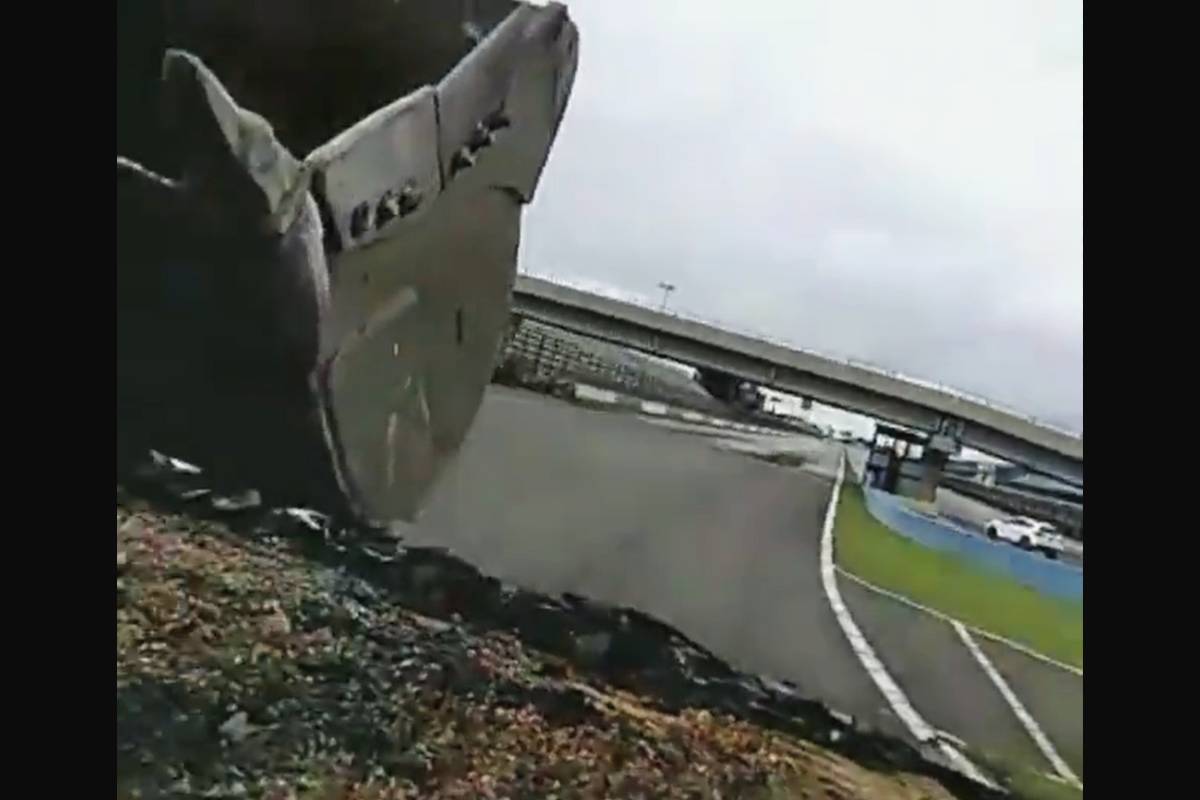 Máquinas começaram a destruição do autódromo justamente na última curva antes do retão.