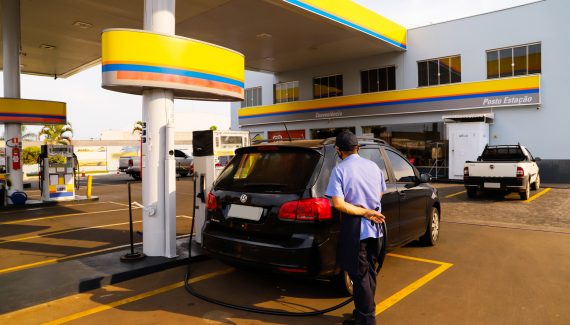controle do consumo da gasolina faz toda a diferença. | ShutterStock