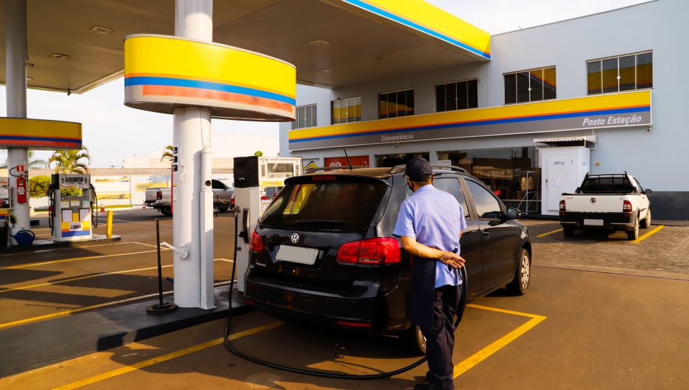 controle do consumo da gasolina faz toda a diferença. | ShutterStock