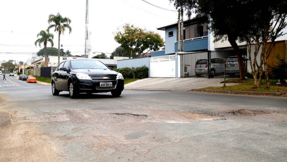 Ruas de Curitiba deixam a desejar e os buracos tomam conta, mas 160 delas serão refeitas. Veja a lista na Tribuna do Paraná.