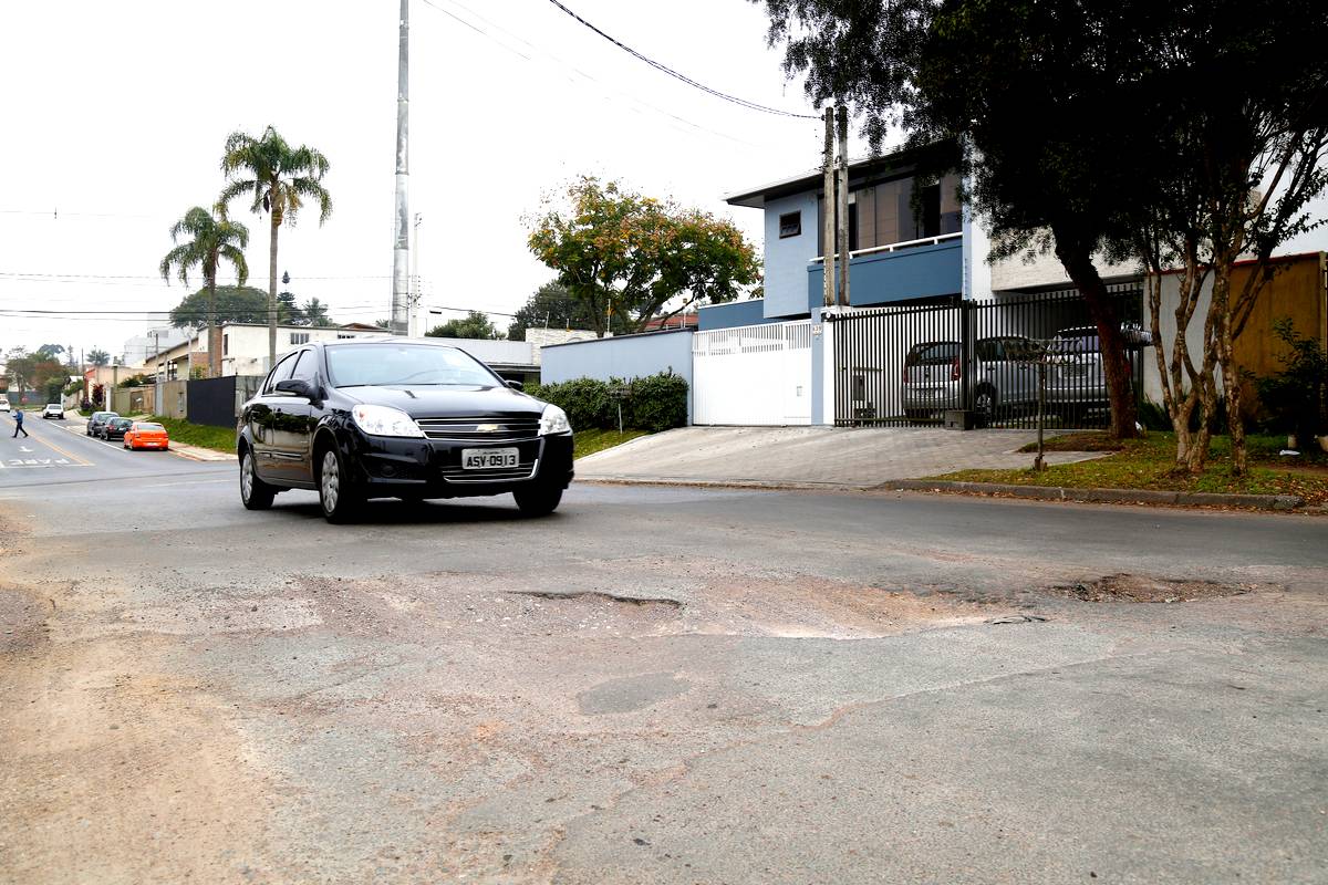 Ruas de Curitiba deixam a desejar e os buracos tomam conta, mas 160 delas serão refeitas. Veja a lista na Tribuna do Paraná.