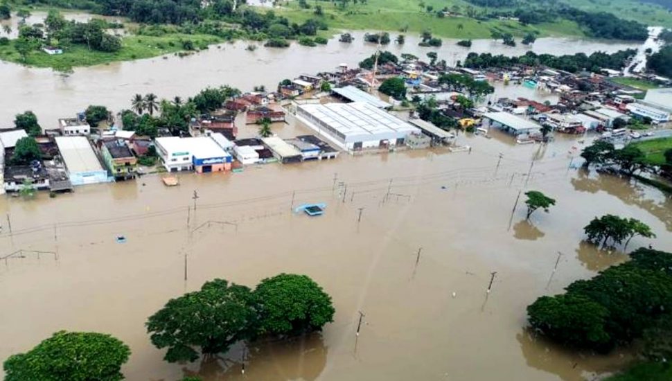 Enchentes na Bahia ja causaram ao menos 21 mortes por conta de enchentes e alagamentos.