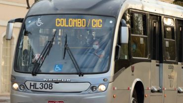 Urbs mudou o horário dos ônibus e os passageiros sofreram com atrasos e lotação.