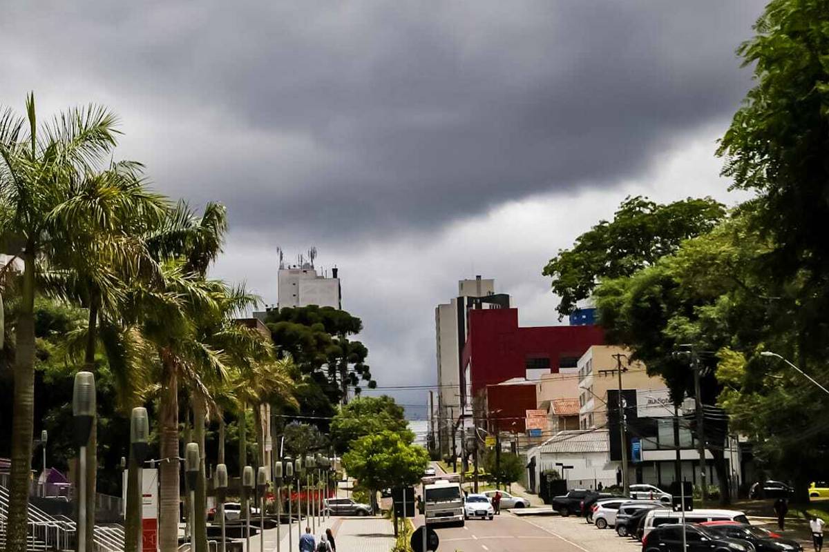 Curitiba está em alerta de temporal, segundo o Inmet.