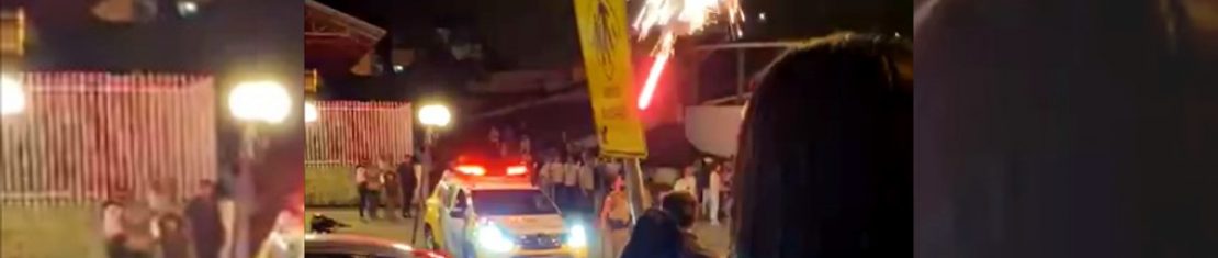 Artefatos explodiram em cima da viatura policial.