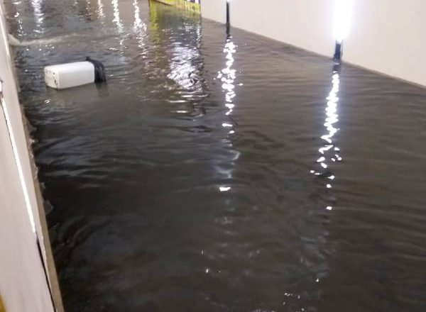 Foto mostra o túnel do terminal do Cabral, em Curitiba, completamente alagado após o temporal.