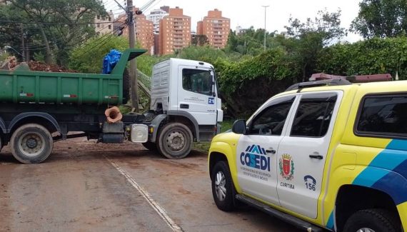 Muro tombou com a chuvarada e deixou importante rua bloqueada em Curitiba.