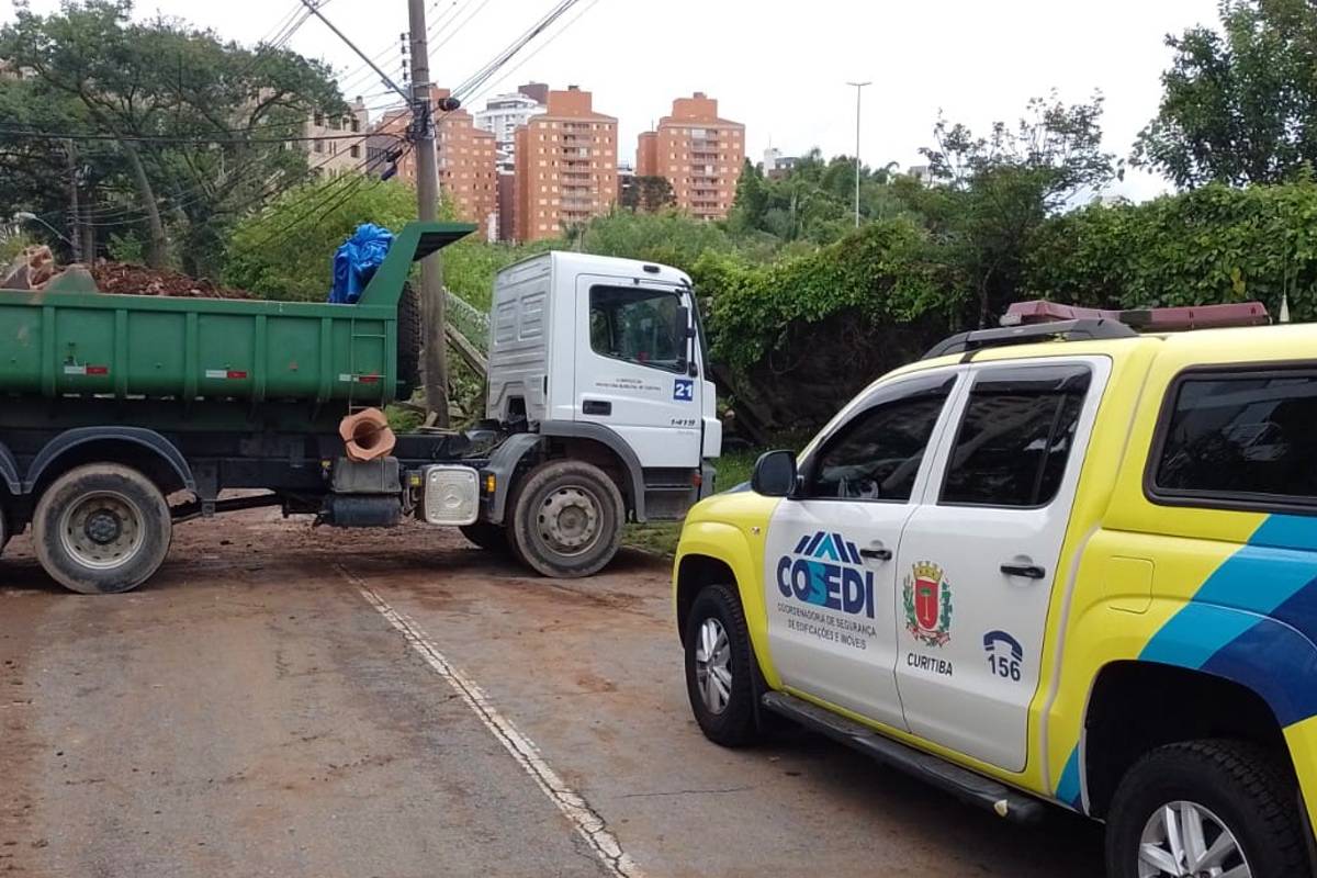 Muro tombou com a chuvarada e deixou importante rua bloqueada em Curitiba.
