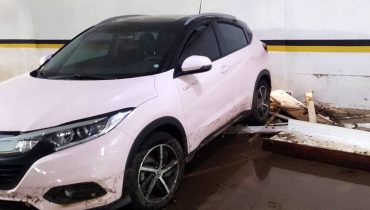 Moradores do prédio estão com uma baita dor de cabeça por causa do alagamento da garagem e elevadores.