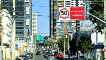 Velocidade máxima em alguns trechos de Curitiba é de 50 km/h. Passou? É multa!