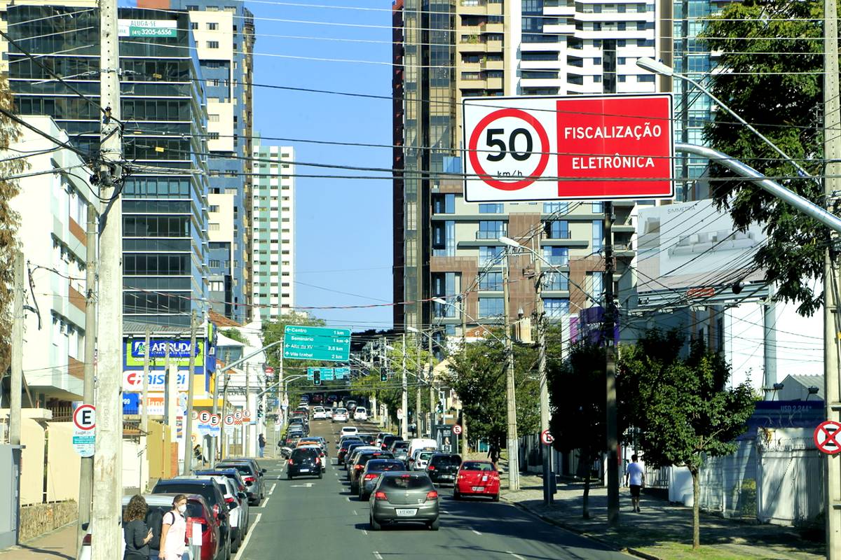 Velocidade máxima em alguns trechos de Curitiba é de 50 km/h. Passou? É multa!