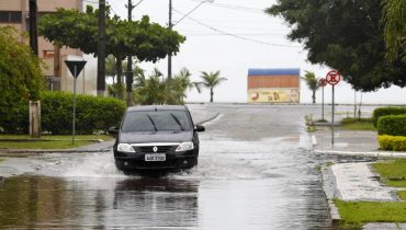 As inundações, que afetam os moradores da cidade e os turistas que passam a temporada de verão na praia, são uma baita dor de cabeça todo ano.