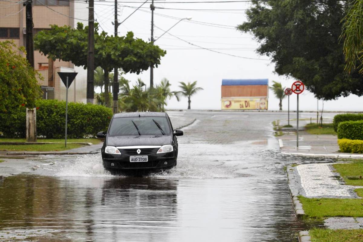 As inundações, que afetam os moradores da cidade e os turistas que passam a temporada de verão na praia, são uma baita dor de cabeça todo ano.