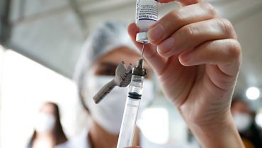 H1N1, H3N2 e Covid-19: Quais vacinas tomar, intervalos e recomendações médicas pra cada imunizante.
