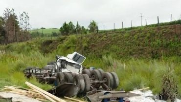 Veículo ficou completamente destruído na BR-376.