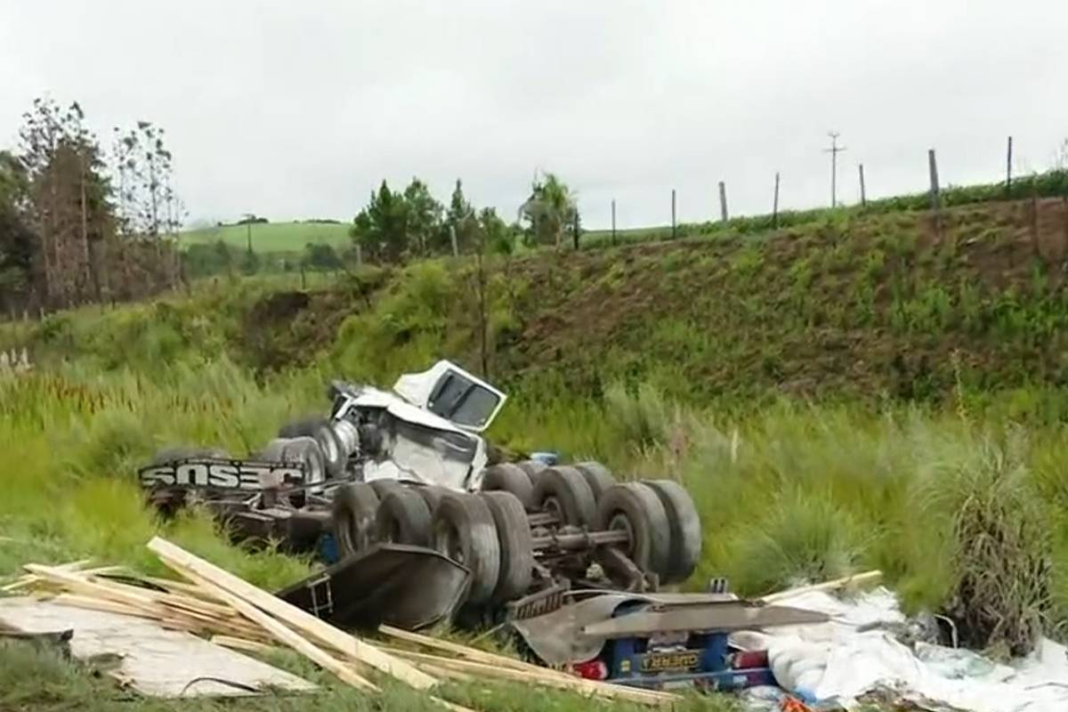 Veículo ficou completamente destruído na BR-376.