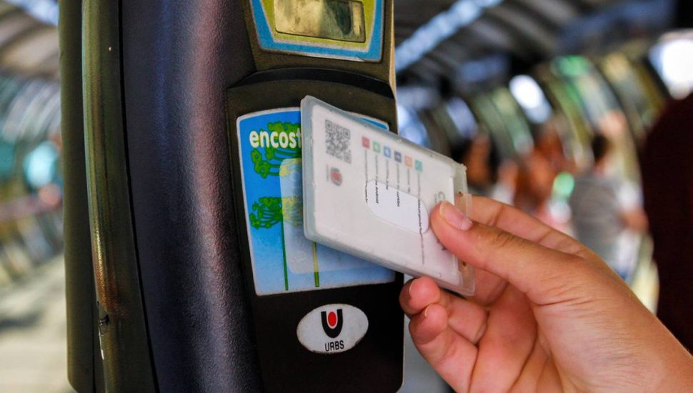 Mais dezoito linhas de ônibus de Curitiba passam a aceitar apenas cartão transporte.