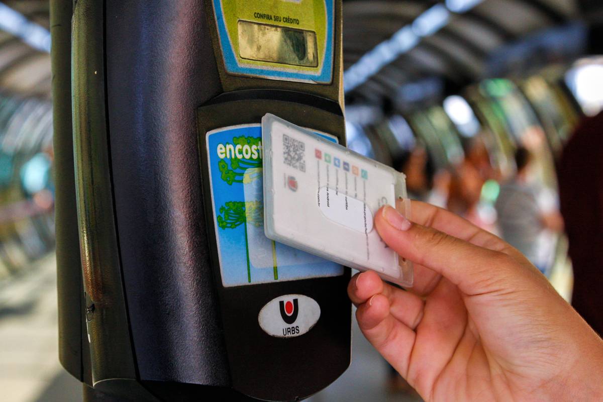 Mais dezoito linhas de ônibus de Curitiba passam a aceitar apenas cartão transporte.