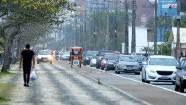 Quem quiser frequentar a cidade do Litoral do Paraná vai ter que mostrar o comprovante de vacinação.