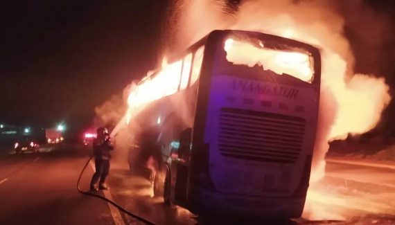 Em chamas! Ônibus que vinha de São Paulo com 32 passageiros pega fogo no Paraná.