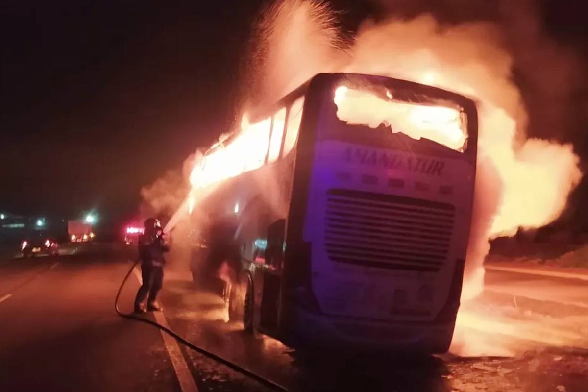 Em chamas! Ônibus que vinha de São Paulo com 32 passageiros pega fogo no Paraná.