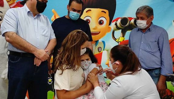Primeira criança vacinada contra covid-19 no Paraná