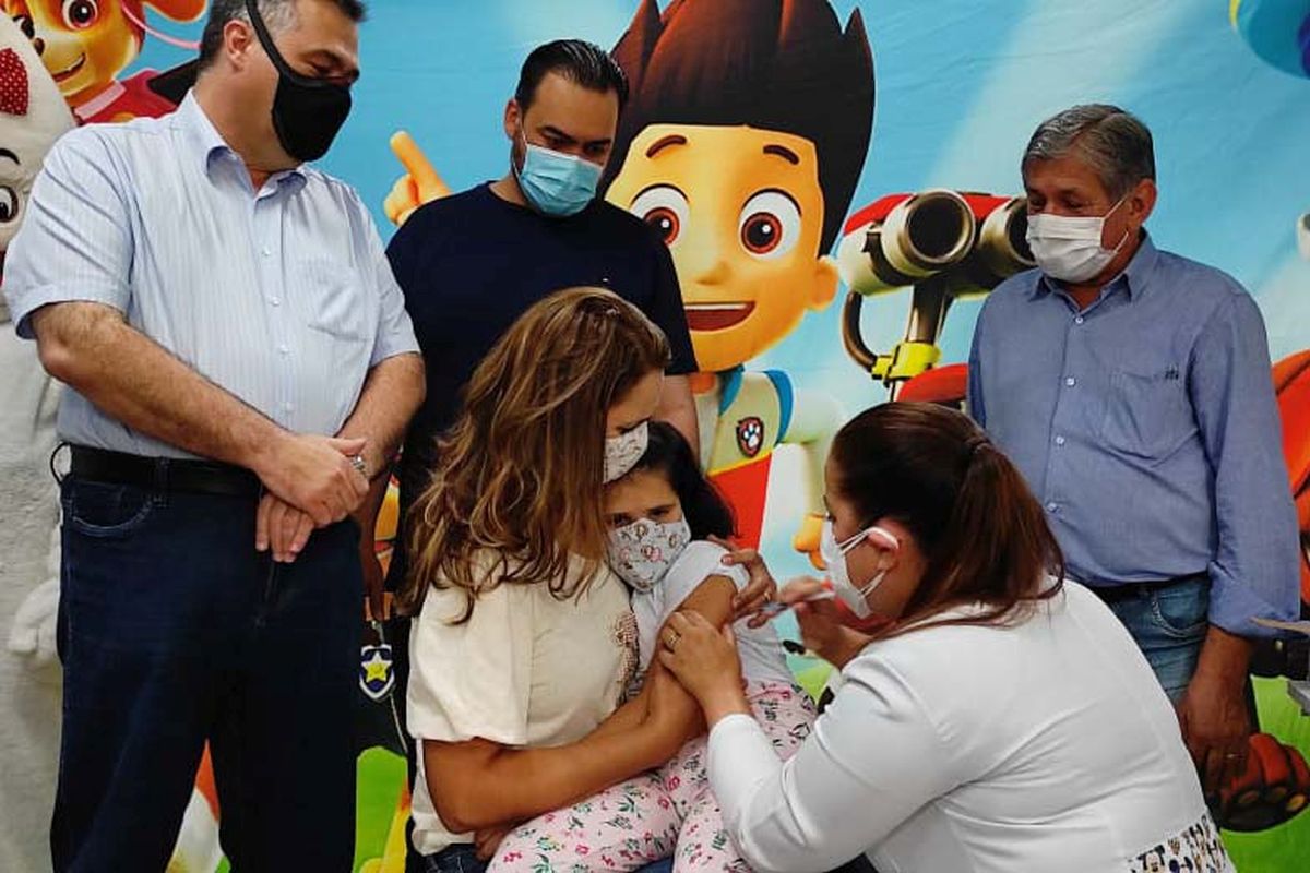 Primeira criança vacinada contra covid-19 no Paraná