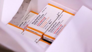 Vacinas chegaram à central de distribuição em Curitiba e já foram encaminhadas aos municípios.