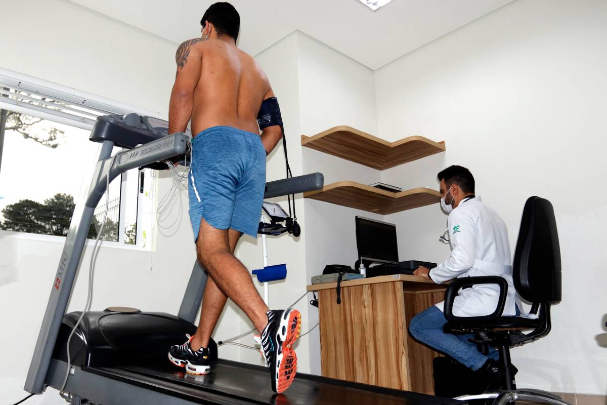 Tem pessoas que pertencem a um grupo de risco que tem maior tendência de problemas cardiovasculares, de pele ou mesmo relacionado a pressão alta, disse o médico Walmon Lemke.