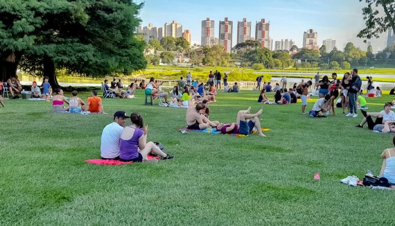 Verão em Curitiba: Sem máscaras, pessoas aproveitam o calor de 30ºC no Parque Barigui em plena pandemia | Foto: Rodrigo Cunha/Tribuna do Paraná