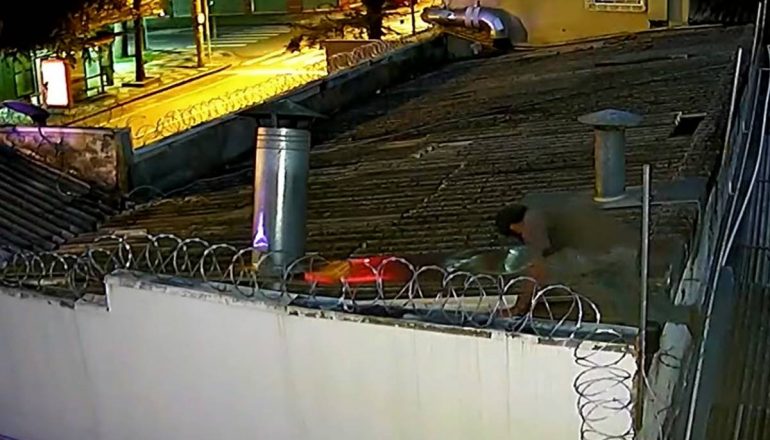 Invasão foi flagrada por câmeras de segurança.