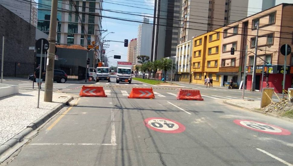 Rua tem parte bloqueada para realização de obras.